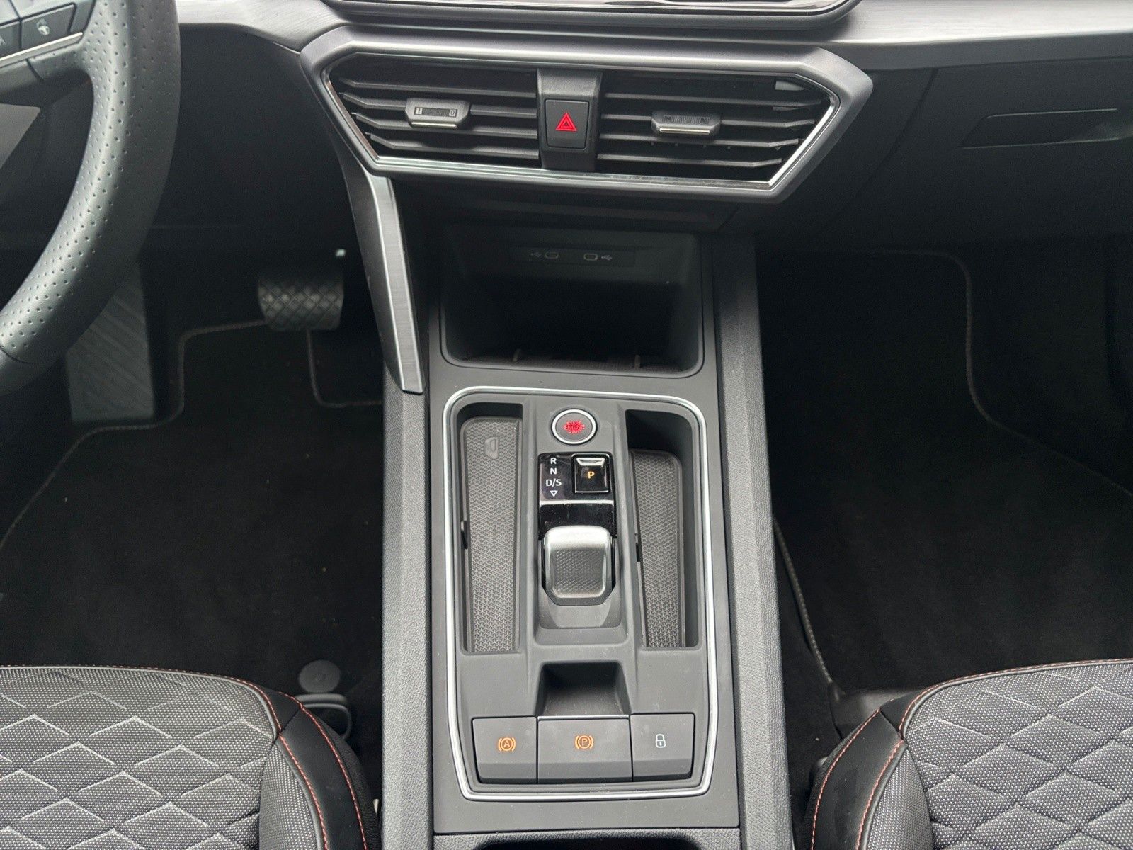 Fahrzeugabbildung SEAT Leon 1.5 eTSI FR DSG BeatsAudio, Full Link, Navi