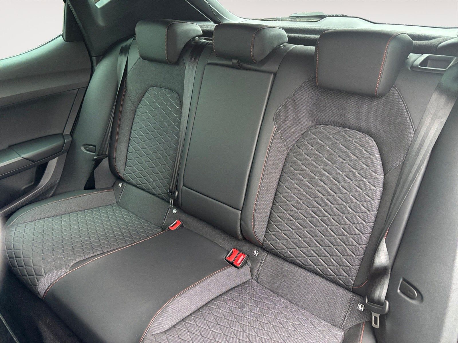 Fahrzeugabbildung SEAT Leon 1.5 eTSI FR DSG BeatsAudio, Full Link, Navi