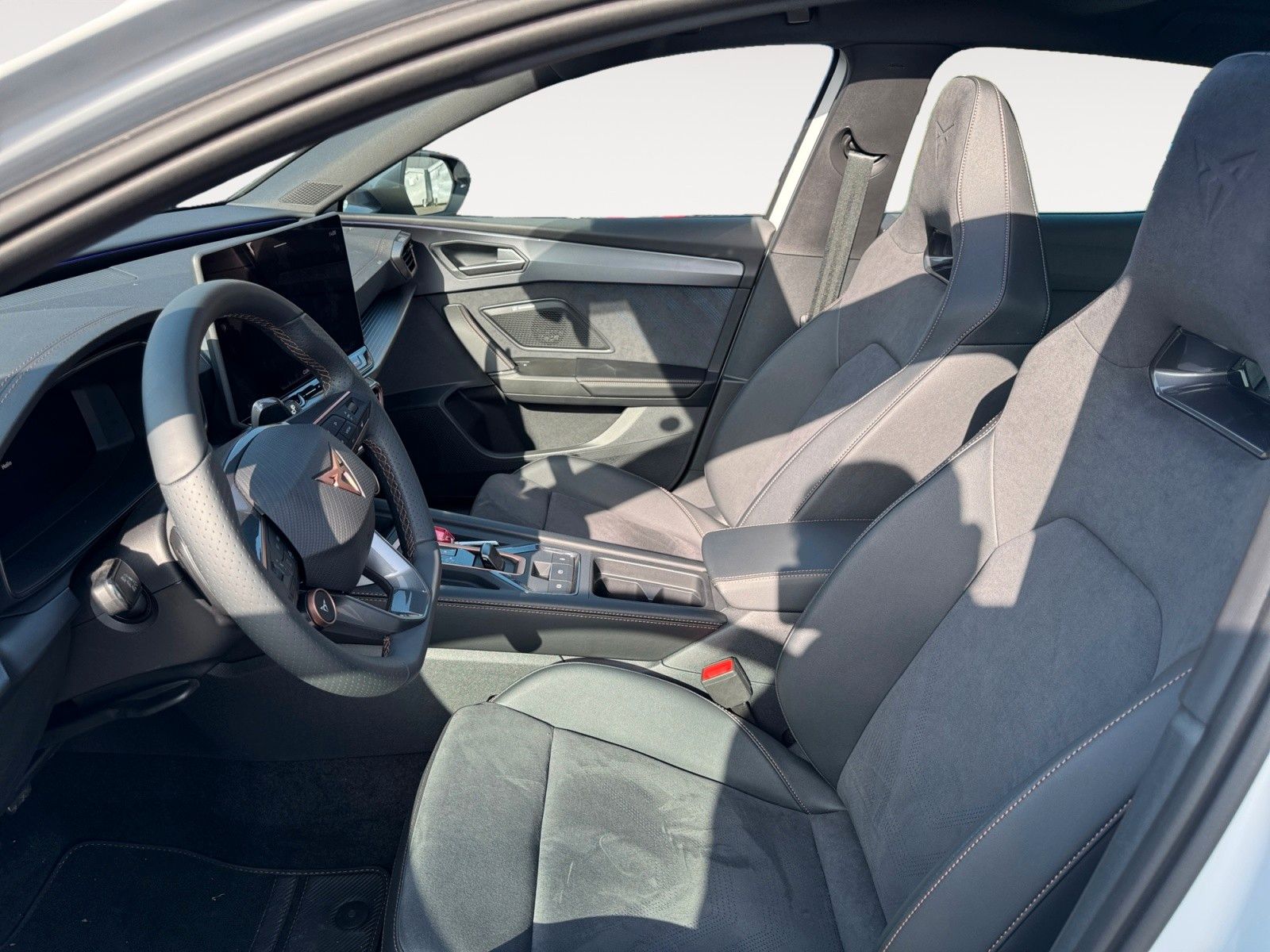 Fahrzeugabbildung CUPRA Leon VZ 2.0 TSI DSG Matrix-LED/Sennheiser/Pano