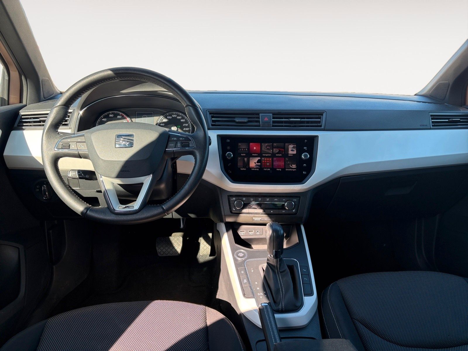 Fahrzeugabbildung SEAT Arona Xcellence 1.0 TSI DSG AHK/Navi/Kamera/TotW