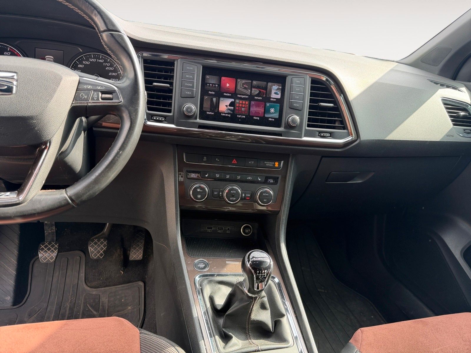 Fahrzeugabbildung SEAT Ateca Xcellence 1.4 TSI 4Drive AHK/360°Kam/Navi