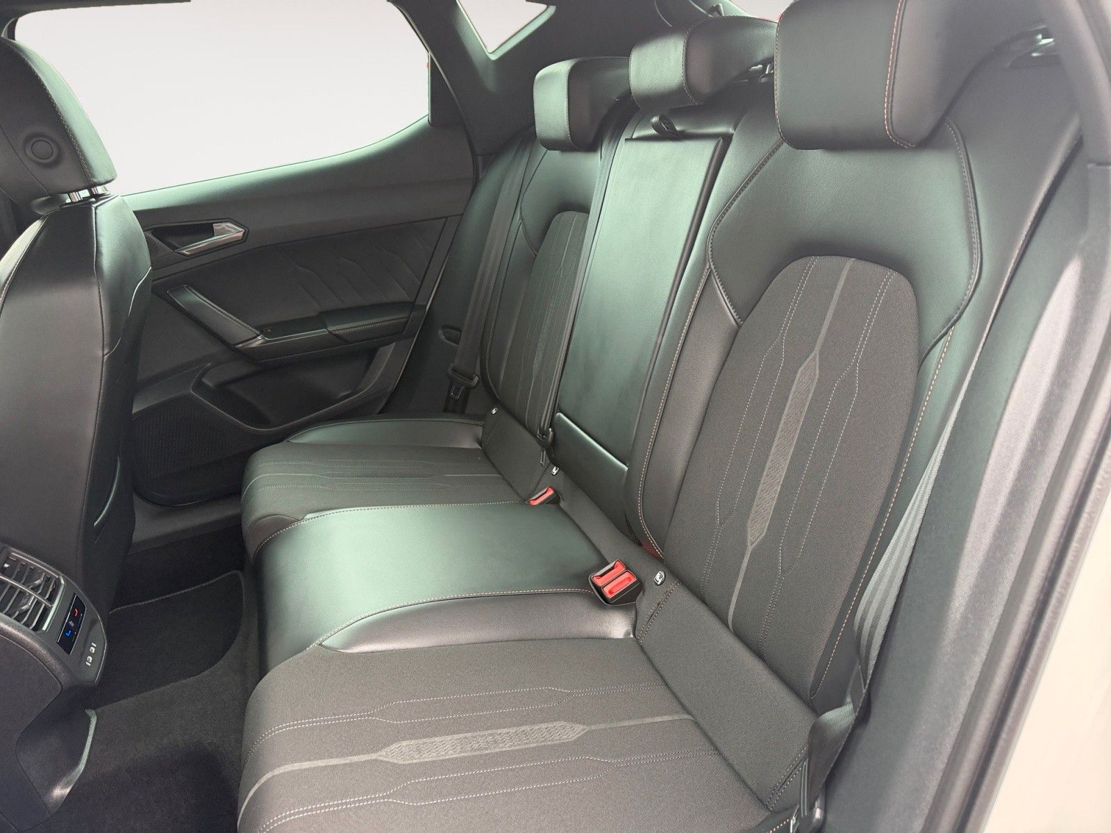 Fahrzeugabbildung CUPRA Leon 1.5 TSI Kamera/FullLink/ACC/ParkLenk