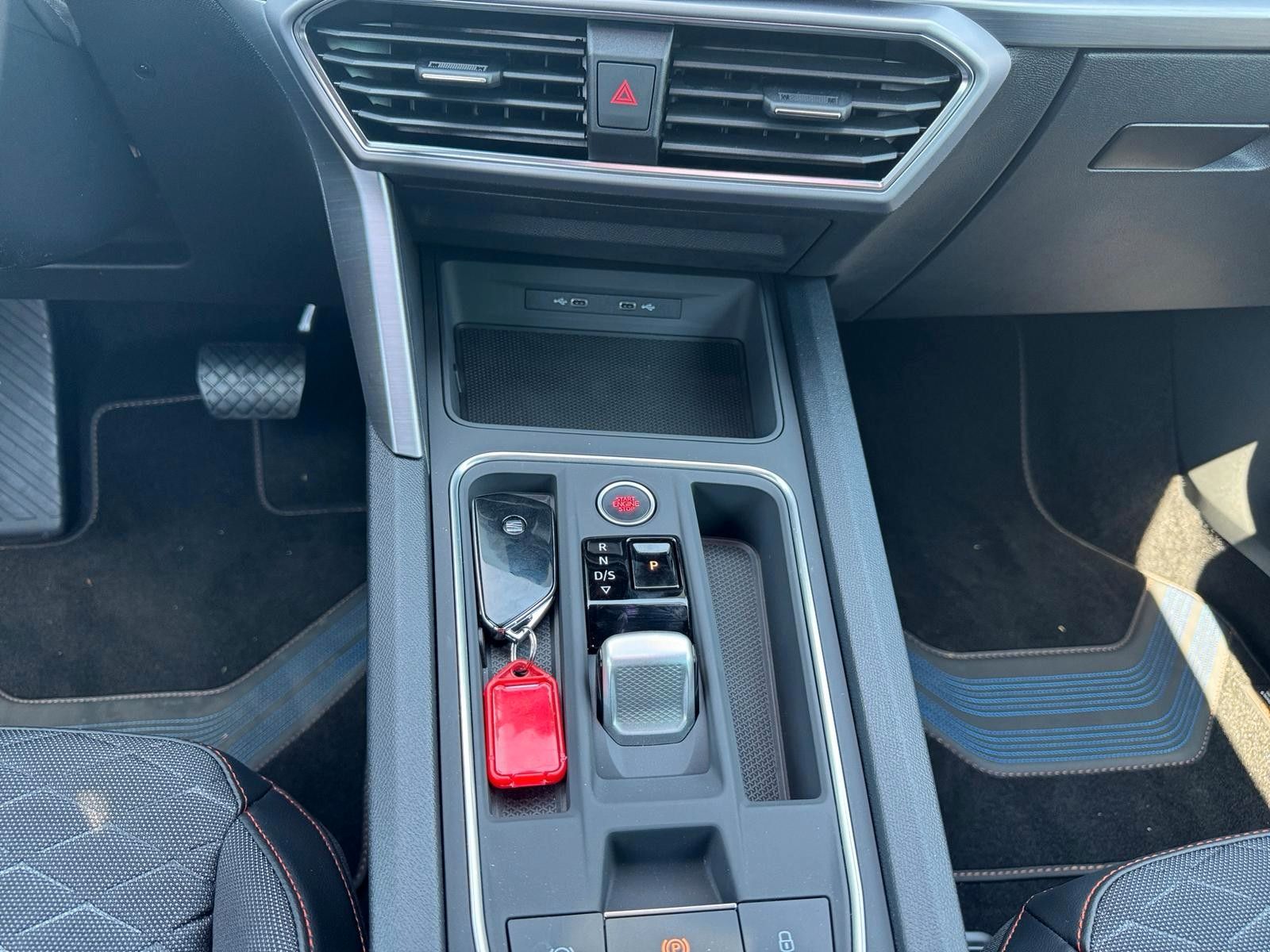 Fahrzeugabbildung SEAT Leon FR 2.0 TDI DSG Black Ed. AHK/Matrix LED