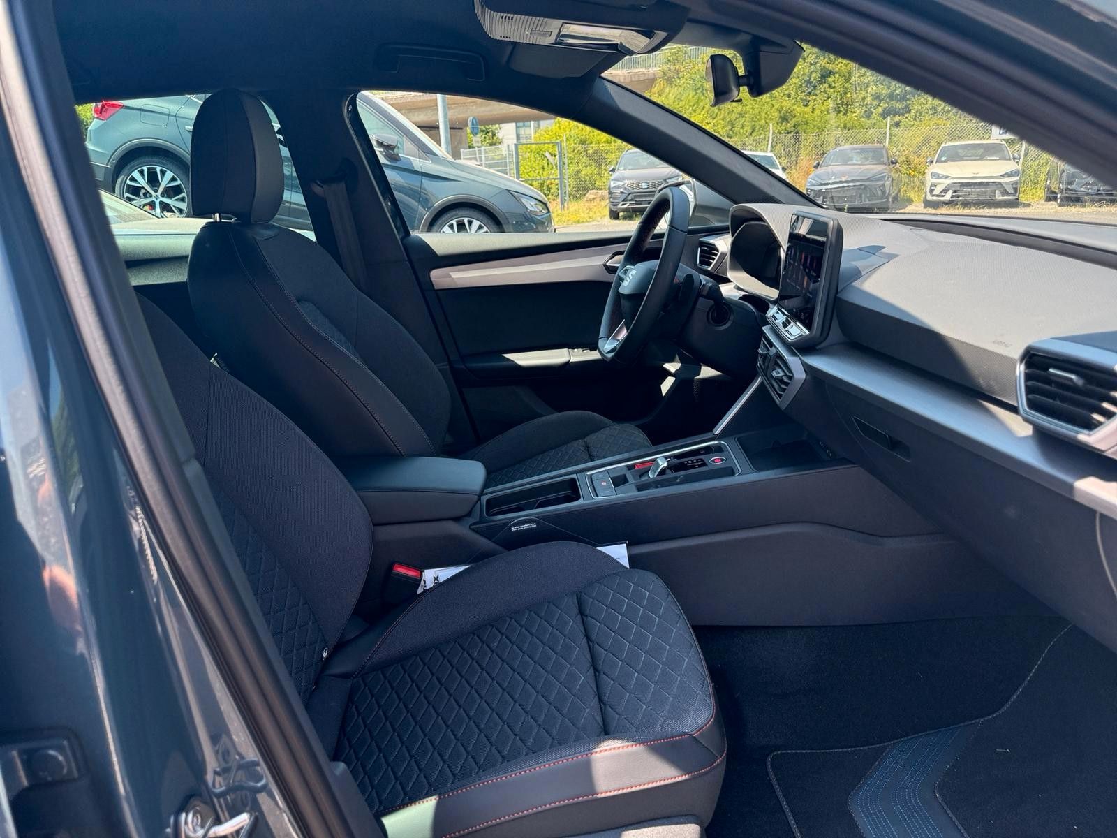 Fahrzeugabbildung SEAT Leon FR 2.0 TDI DSG Black Ed. AHK/Matrix LED