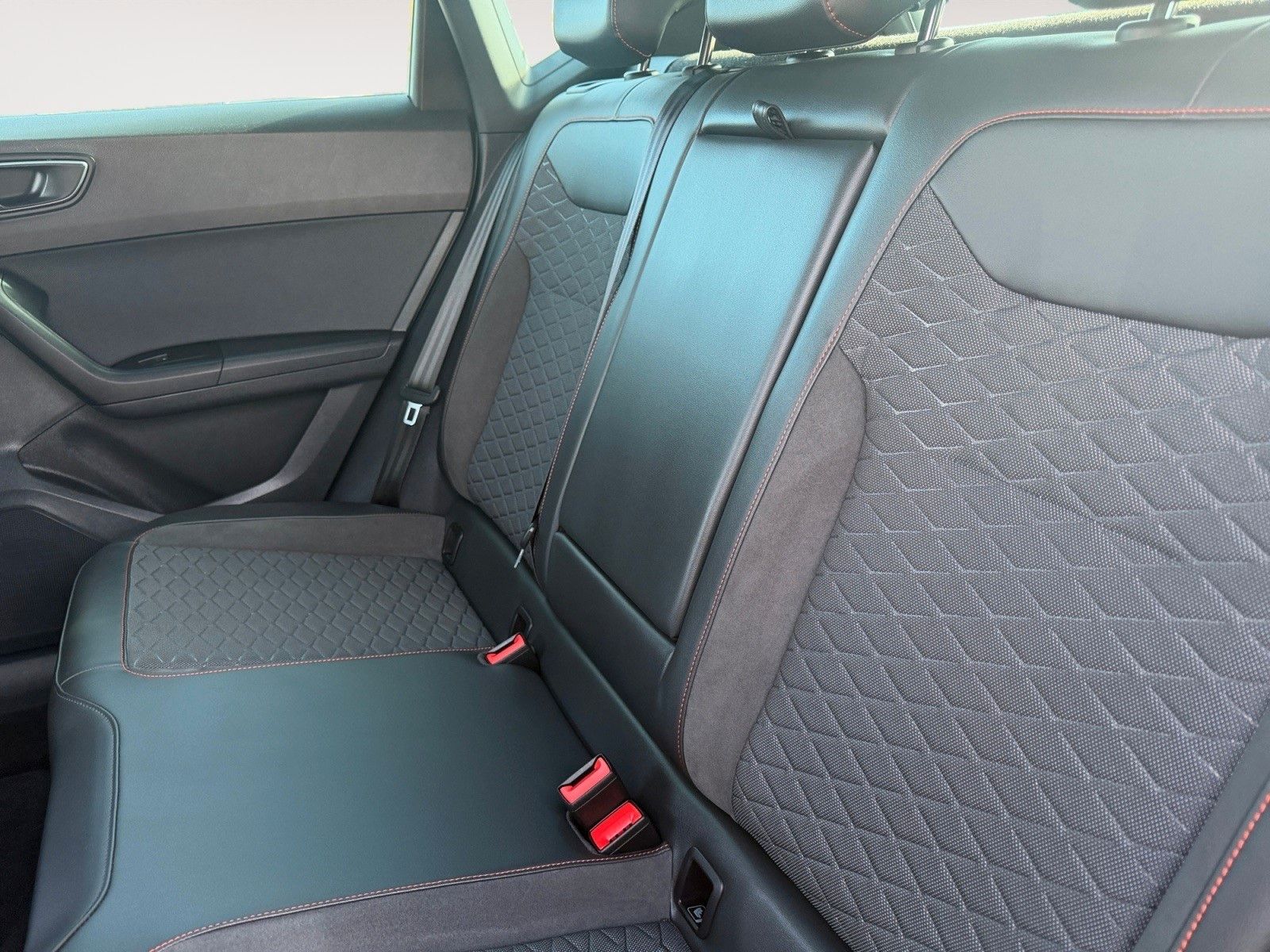 Fahrzeugabbildung SEAT Ateca FR 1.5 TSI DSG 1.HD/AHK/el.Heckklappe