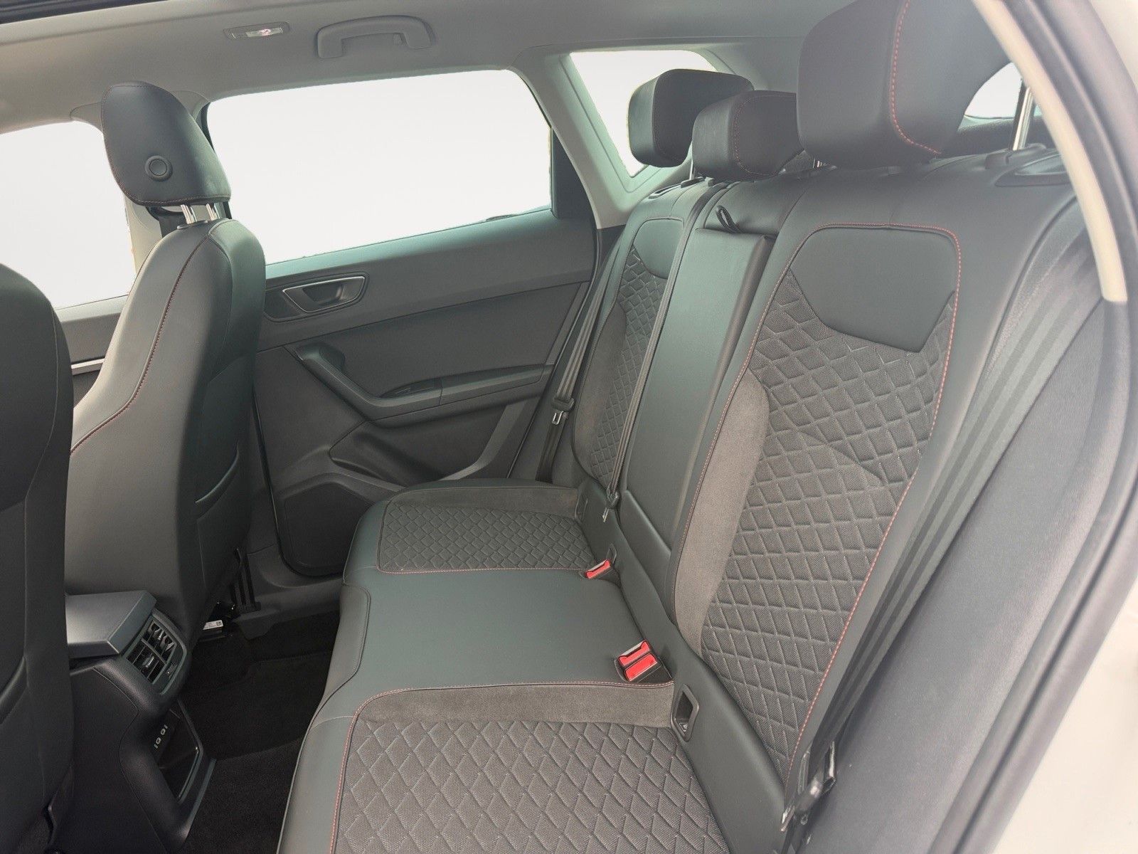 Fahrzeugabbildung SEAT Ateca FR 2.0 TDI DSG 1.HD/Pano/Navi/Kamera/ACC